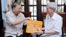 Chủ tịch nước Tô Lâm thăm và chúc mừng một số nhà báo lão thành