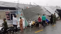 Giông lốc đầu mùa khô gây thiệt hại 64 căn nhà ở Sóc Trăng