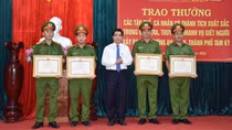 Khen thưởng đột xuất thành tích làm rõ vụ án mạng trong đêm tại Quảng Nam