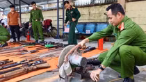 Quảng Ngãi: Tiêu hủy hàng trăm vũ khí do nhân dân tự nguyện giao nộp