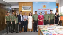 Triển lãm “Những tác phẩm văn học sống mãi với thời gian” và tặng sách trong CAND