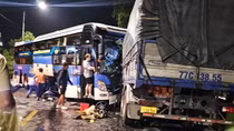 Xe khách chở 31 người nước ngoài đấu đầu ôtô tải, nhiều người thương vong