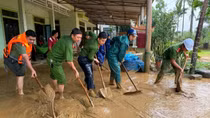 Công an Quảng Trị giúp dân khắc phục hậu quả mưa lũ
