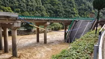 Sập cầu trong lũ ở Trung Quốc làm 11 người chết, 30 người mất tích