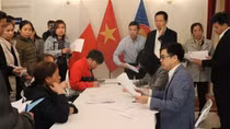 Hỗ trợ tiểu thương Việt làm lại giấy tờ sau vụ cháy trung tâm thương mại ở Ba Lan