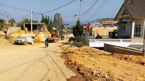 Dân bức xúc vì đất đã hiến nhưng đường vẫn ngổn ngang, bụi mù