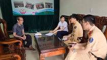 CSGT Lạng Sơn xuyên đêm tìm người thân cho ông lão đi lạc, nằm giữa quốc lộ
