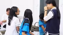 Làm rõ nguyên nhân 28 học sinh nhập viện sau khi ăn kẹo mua ở cổng trường