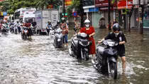 Đường phố Hà Nội vẫn ngập sâu sau mưa lớn, người dân dắt xe máy qua "biển nước"
