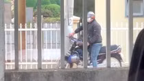 Tên cướp chĩa súng vào nhân viên ngân hàng cướp hàng tỷ đồng