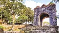 Đừng để di tích Hoành Sơn Quan mãi “cô đơn”