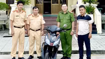 CSGT Công an Bạc Liêu trao trả xe máy bị mất cắp hơn 5 năm trước