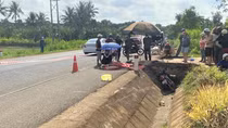Xe máy lao xuống mương nước ven đường, 2 người tử vong