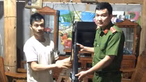 Công an huyện Bắc Hà vận động toàn dân giao nộp vũ khí, vật liệu nổ, công cụ hỗ trợ