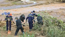 Tìm thấy thêm một thi thể nạn nhân lũ quét ở Làng Nủ, còn 13 người mất tích