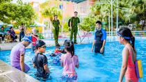 Công an tổ chức lớp dạy bơi miễn phí cho học sinh tiểu học