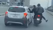 Triệu tập hai thanh niên đi xe máy tạt đầu ô tô, đánh người ở Vành đai 2 trên cao