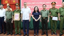 Trao thư khen cán bộ Công an xã băng rừng cứu dân