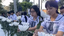 Nhìn con sống thực vật mà 2 vợ chồng xót xa