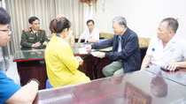Bộ trưởng Tô Lâm thăm, động viên 2 cán bộ Công an bị thương trong khi làm nhiệm vụ