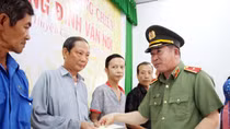 Trao quà tri ân người có công với cách mạng ở Bến Tre