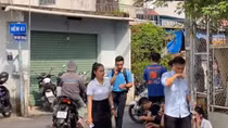 Nhiều người đến hiện trường vụ cháy ngóng tin tức thân nhân