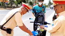 Phát nước suối, tặng xăng và sửa xe miễn phí cho người dân về quê ăn Tết