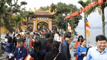 Hà Nội tấp nập khách du xuân trong ngày cuối kỳ nghỉ Tết Giáp Thìn 2024