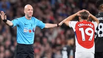 Cổ động viên Arsenal “tố” trọng tài làm mất chiến thắng trước Liverpool