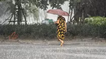 Bắc và Trung Bộ mưa dông cả ngày, đêm mưa tầm tã