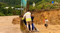 Công an lao xuống dòng lũ dữ cứu người bị nước cuốn trôi