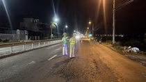 CSGT kịp thời xử lý vụ đá dăm rơi vãi trên QL1A do bạn đọc Báo CAND phản ánh