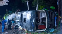 Indonesia: Xe buýt chở học sinh tốt nghiệp gặp nạn, 11 người tử vong
