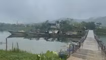 Bắt 2 tàu khai thác cát trái phép trên sông Son