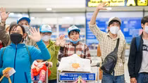 Tặng vé máy bay miễn phí cho người lao động về quê ăn Tết