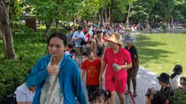 Hà Nội: Người dân tản bộ, check-in trong rực rỡ cờ hoa