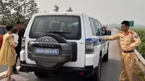 Hỏng xe trên cao tốc, người dân được CSGT hỗ trợ đưa về trạm dừng nghỉ an toàn