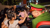 Người dân Điện Biên náo nức xem các khối diễu binh CAND hợp luyện trong đêm