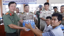 Công an tỉnh Kandal và An Giang trao hỗ trợ nước suối cho người dân vùng hạn, mặn
