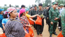 Bùi ngùi buổi chia tay các chú Bộ đội, Công an nhiều ngày cắm bản giúp người dân Nậm Tông