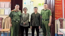 Hỗ trợ người dân trở về nhà an toàn trong đêm mưa bão