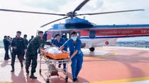Trực thăng đưa hai bệnh nhân nặng từ huyện đảo Trường Sa về đất liền điều trị