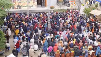 Những đám đông mang gương mặt u mê