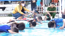 Công an Lâm Đồng hướng dẫn hàng trăm học sinh tập bơi