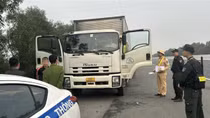 Biến xe tải thành chiếu bạc tại làn dừng khẩn cấp cao tốc Hà Nội - Hải Phòng