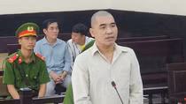 Ghen tuông với bạn đồng tính nên dùng dao "xử" bạn nhậu