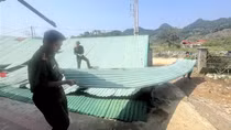 Công an xã Hang Kia và Pà Cò giúp đỡ người dân khắc phục hậu quả mưa đá