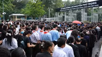 Hàng chục ngàn người dân TP Hồ Chí Minh chờ nhiều giờ để vào viếng Tổng Bí thư