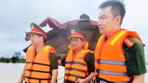 Công an quận Tây Hồ đưa 2 người dân mắc kẹt tại bãi giữa sông Hồng vào bờ an toàn