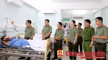 Thăm hỏi cán bộ Công an bị thương khi làm nhiệm vụ